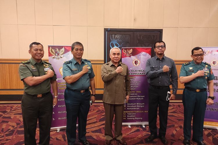 Gubernur Lemhanas dan Gubernur Kaltim usai pembukaan pelatihan ketahanan nasional di Hotel Platinum, Balikpapan.
