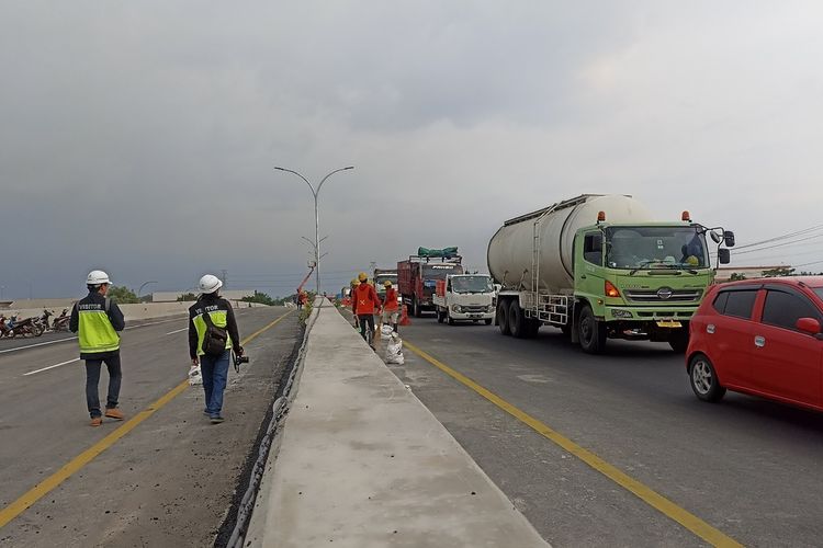 Persiapan pembukaan jalur dua arah di Jembatan Kaligawe Semarang, Jawa Tengah (Jateng) pada Senin, 1 April 2024. 