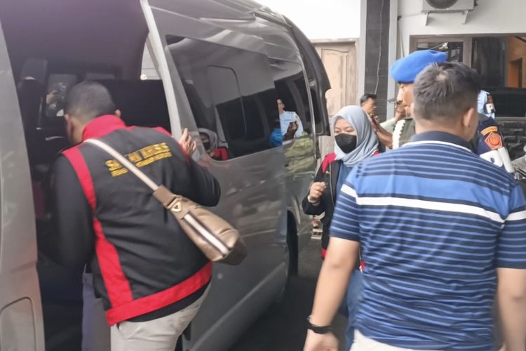 Kejati Jabar Geledah Kantor DPRD Indramayu, Bawa Dokumen dalam Koper