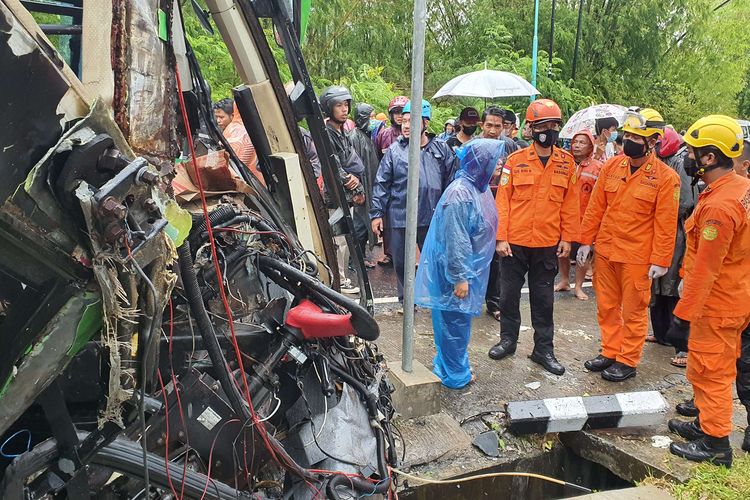 Suasana di lokasi terjadinya kecelakaan bus di Bukit Bego, Padukuhan Kedungbueng, Kalurahan Wukirsari, Kapanewon Imogiri, Kabupaten Bantul, Daerah Istimewa Yogyakarta (DIY), Minggu (6/2/2022). Sebanyak 13 penumpang bus tewas dalam kecelakaan maut yang diduga terjadi karena bus tidak kuat menanjak dan sopir yang tidak menguasai medan.