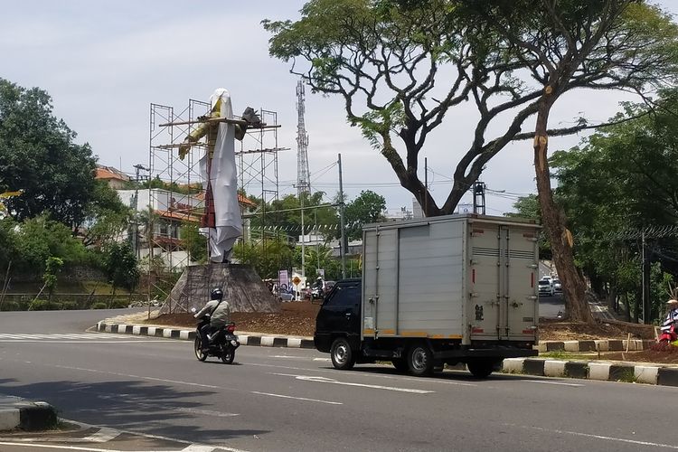 Patung Penari Semarangan di Simpang Kaliwiru, Kota Semarang