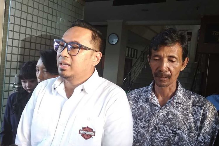 Kuasa Hukum Keluarga Vina, Raden Reza Pramadia dan ayah Vina, Wasnadi Otong usai pemeriksaan di Mapolda Jawa Barat, Rabu (5/6/2024).