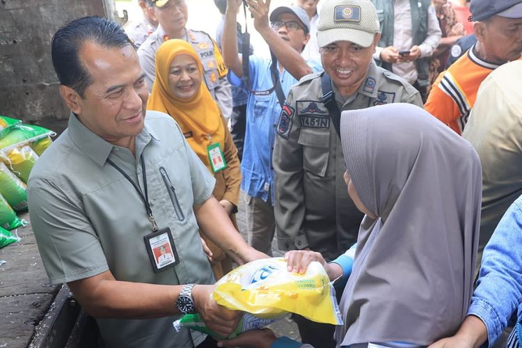 Warga Kota Probolinggo mengantre untuk mendapatkan beras dengan harga murah, Rabu (28/2/2024)