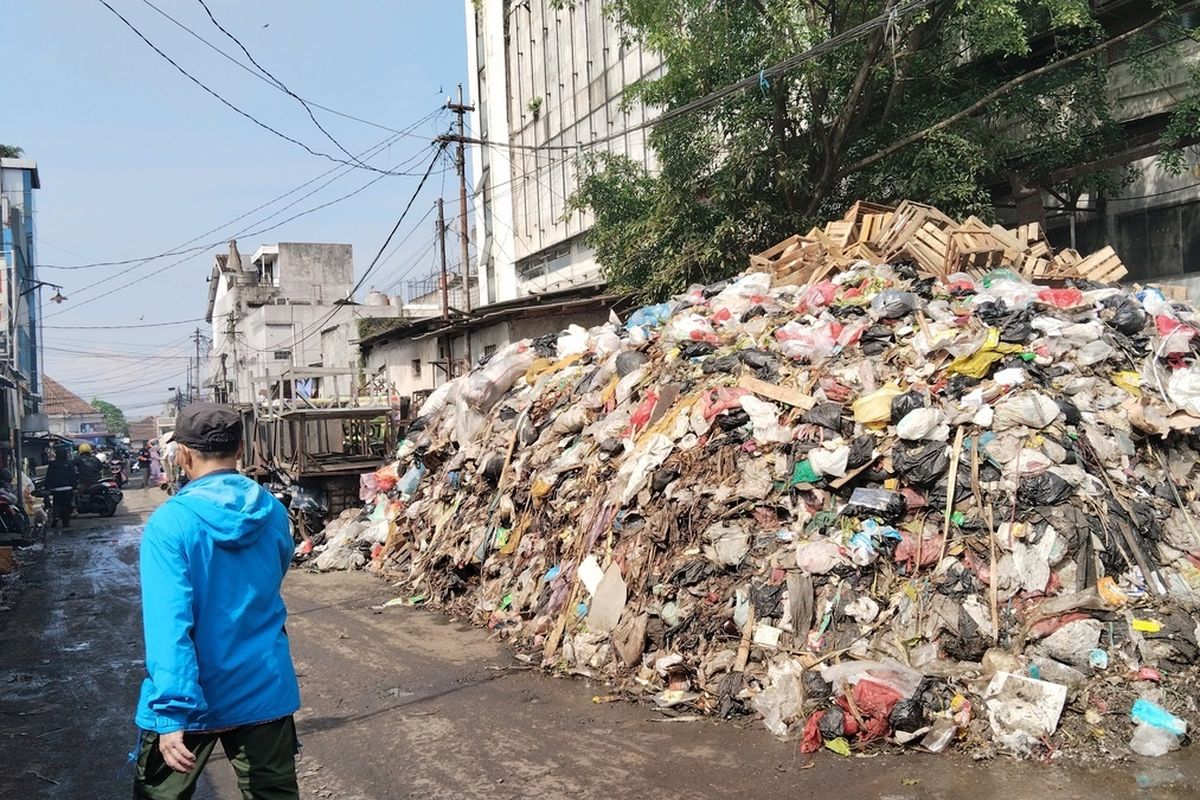 Tumpukan sampah di belakang Pasar Kosambi, Kota Bandung, Jawa Barat, Jumat (20/6/2025).