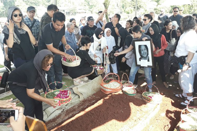 Mira Lesmana dan Indra Lesmana turut menaburkan bunga di atas makam Nien Lesmana di TPU Tanah Kusir, Jakarta Selatan, Rabu (28/6/2017).