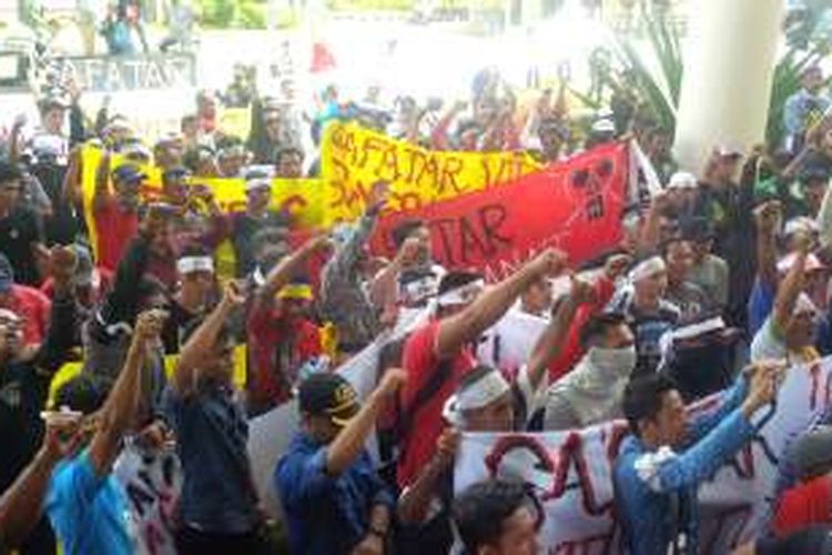 Aksi masa yang berasal dari Kabupaten Mempawah dihalaman kantor DPRD Kalimantan Barat menolak keberadaan Gafatar di Kalimantan Barat (2/2/2016)