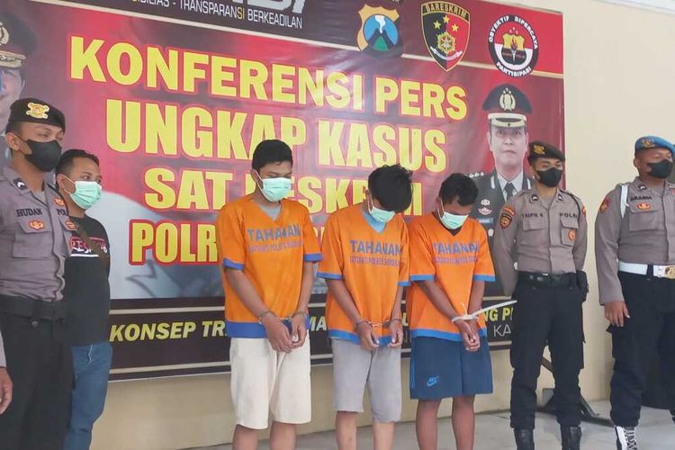 Tiga dari empat pelaku penganiaya pelajar di Sidoarjo yang diperlihatkan penyidik di Polresta Sidoarjo, Semnatar satu masih dibawah umur