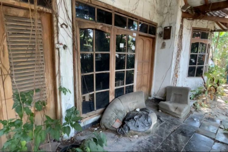 Kondisi Rumah Ibu Guritno di di Komplek Sukamenak Indah, Blok H RT 06 RW 01, Desa Sayati, Kecamatan Margahayu, Kabupaten Bandung, Jawa Barat yang terbengkalai sejak 20 tahun lalu