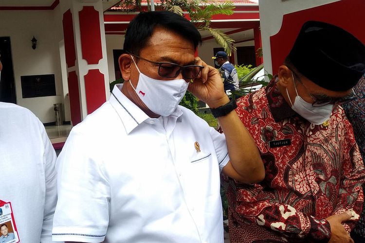 Kepala Staf Kepresidenan Moeldoko berbicara kepada wartawan didampingi Sekretaris Daerah Provinsi Jawa Timur Heru Tjahjono dan Wakil Wali Kota Blitar Tjutjuk Sunario, Kamis (11/11/2021)