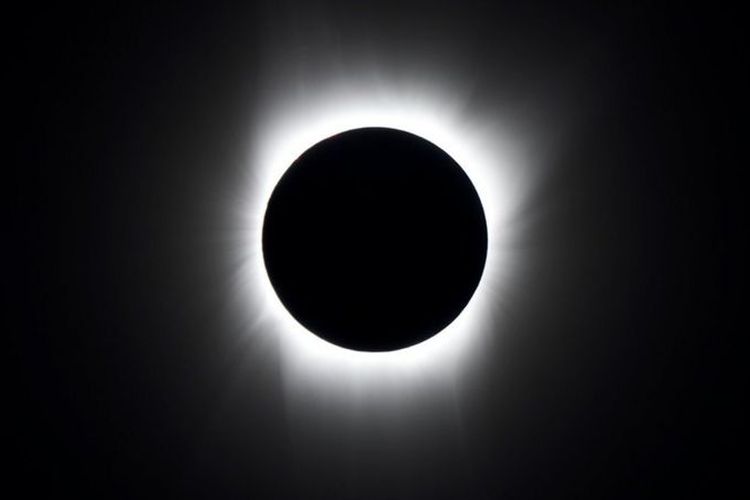 Ilustrasi gerhana matahari total yang terjadi ketika Matahari, Bumi dan Bulan sejajar sedemikian rupa, sehingga menghalangi sinar matahari secara penuh. [NASA VIA BBC INDONESIA]