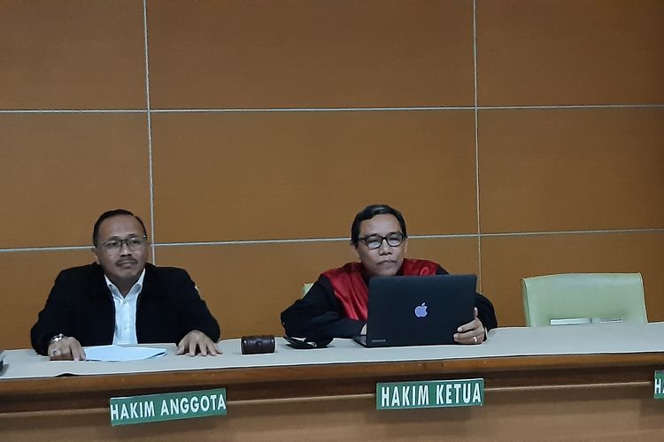 Hakim tunggal Pengadilan Negeri Jakarta Selatan Ratmoho menolak permohonan praperadilan Masyarakat Anti Korupsi Indonesia (MAKI) terhadap pimpinan dan dewan pengawas KPK dalam kasus dugaan suap eks Komisioner KPU, Wahyu Setiawan.