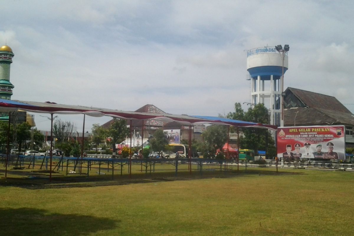 Alun-alun Kendal , tempat acara pergantian tahun, yang terletak di Pantura kendal.