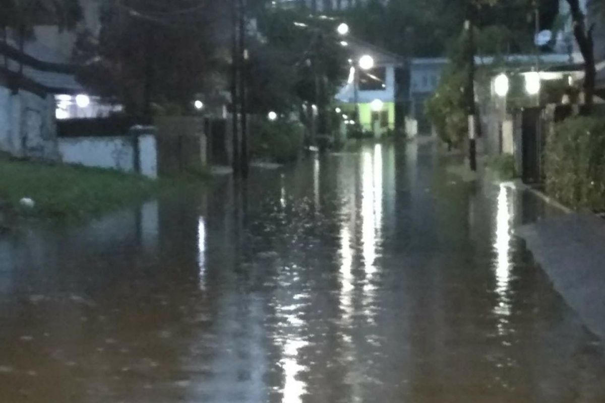 Genangan di Jalan Pulo Raya, Jakarta Selatan pada Senin (11/12/2017) malam.