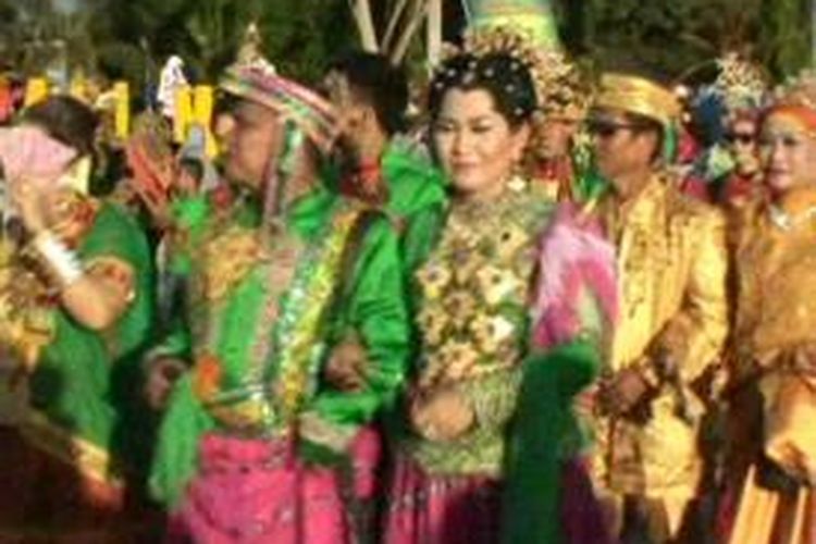 Ribuan warga dari 16 kecamatan di Polewali Mandar Sulawesi barat termasuk aparat pemerintah kecamatan dan SKPD mengikuti karnaval budaya dalam rangka memeriahkan HUT kota Polewali Mandar ke 55 tahun Sabtu (27/12).
