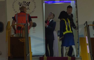 Macron Klarifikasi Momen Viral di Pesawat: Cuma Candaan Saja