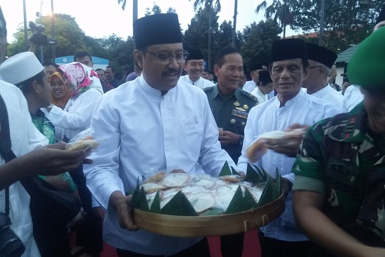 Wagub Jatim Saifullah Yusuf membagi-bagikan kue apem sambut Ramadhan