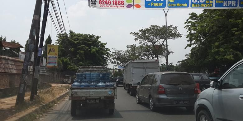 Kepadatan kendaraan menjadi pemandangan harian di Jalan Transyogie. Kemacetan terjadi di dua lajur arah Jakarta dan Cileungsi-Jonggol. Gambar diambil Sabtu, (1/1/2014). 