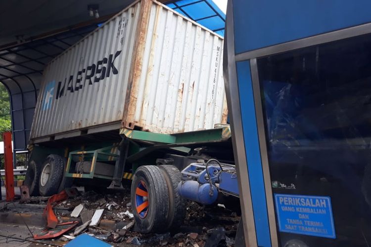 Akibat rem blong, truk kontainer sebabkan kecelakaan beruntun di Halim