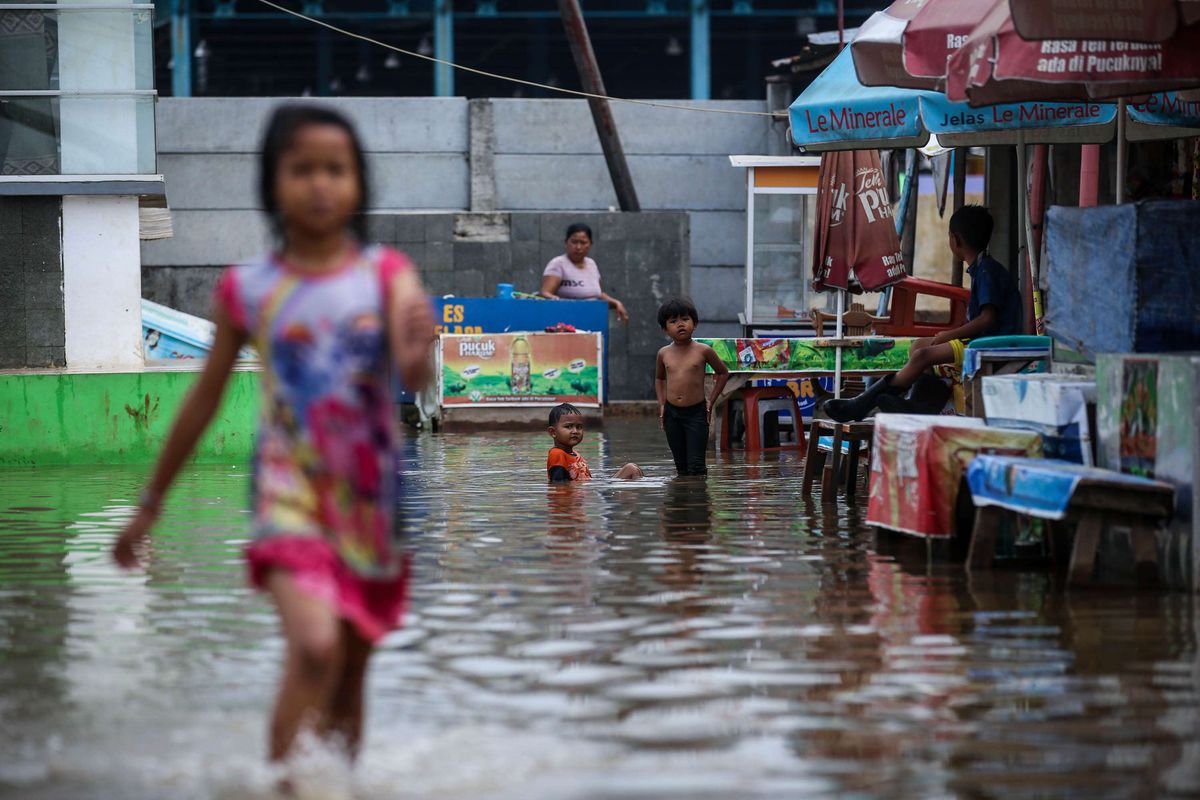 Rob atau banjir akibat pasang laut menggenangi Kampung Nelayan di Muara Angke, Penjaringan, Jakarta Utara, Senin (26/11/2018). Rob mulai merendam kawasan Muara Angke sejak Jumat (23/11/2018) dan terdapat 31 rumah pompa serta pompa mobile yang disiapkan di Kecamatan Penjaringan untuk menangani banjir rob.