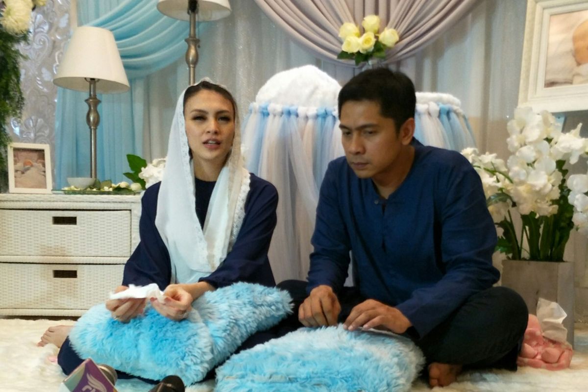 Pasangan selebritis Adi Nugroho dan Donita saat mengadakan aqiqah putra keduanya di kediamannya di Kebayoran View, Tangerang Selatan, Kamis (18/1/2018).