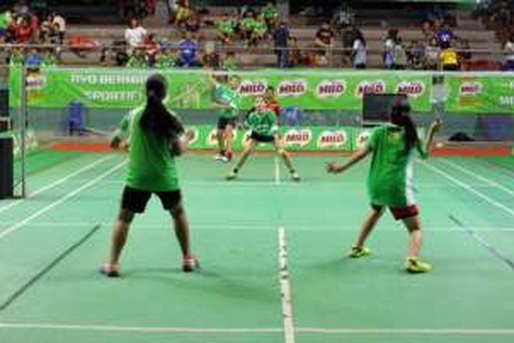 Pertandingan Tasya Kalalo dan Juliani Maringka dari SMPN 2 Airmadidi saat berhadapan dengan Windy Ginoga dan Annisa Mobobela dari SMPN 4 Kota Kotamobagu pada pertandingan babak perempat final kategori beregu SMP Putri SIRNAS-MILO School Competition Manado di GOR Arie Lasut Manado (8/11).