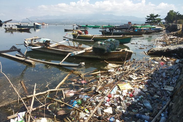 Gumpalan mirip jeli dan sampah mengapung di laut Teluk Bima, Jumat (13/5/2022).
