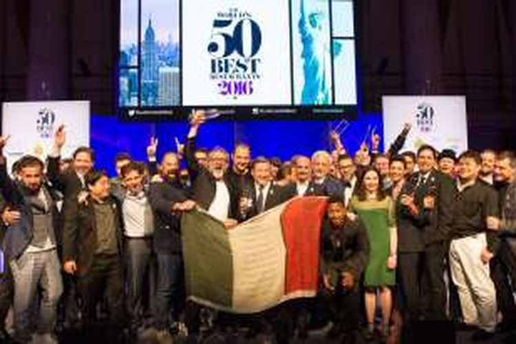 Chef Massimo Bottura dari restoran  Osteria Francescana saat menerima penghargaan restoran terbaik dunia. 