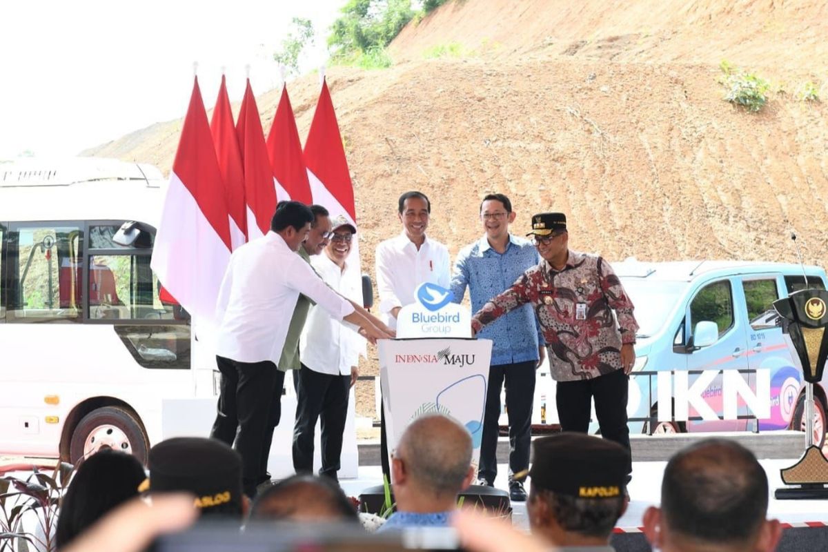 Presiden Joko Widodo saat meluncurkan transportasi ramah lingkungan di Kawasan Ibu Kota Nusantara (IKN), Kabupaten Penajam Paser Utara, Provinsi Kalimantan Timur pada Kamis (21/12/2023).