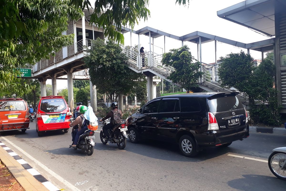 Angkutan umum kerap mangkal di Jalan I Gusti Ngurah Rai, Duren Sawit, Jakarta Timur, tepatnya di bawah JPO Halte Busway Perumnas Klender, arus lalu lintas kerap tersendat, Rabu (20/11/2019).