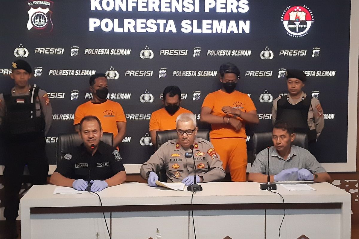 Kapolsek Bulaksumur, Kompol Tjatur Atmoko saat jumpa pers terkait kasus penganiyaan driver online pengantar makanan di jalan masuk ke UGM. Tiga orang pelaku yang ditangkap dihadirkan dalam jumpa pers di Polresta Sleman.