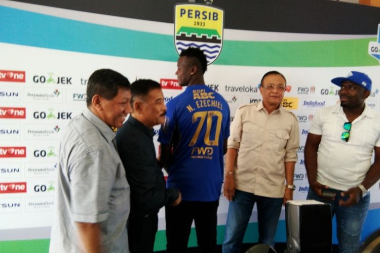 Pemain baru Persib Ezechiel NDouassel saat diperkenalkan manajemen klub kepada awak media di Graha Persib, Jalan Sulanja, Selasa (8/8/2017)