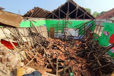 Diterjang Hujan Angin, Atap SD di Cirebon Ambruk, Siswa Belajar di GOR Balai Desa