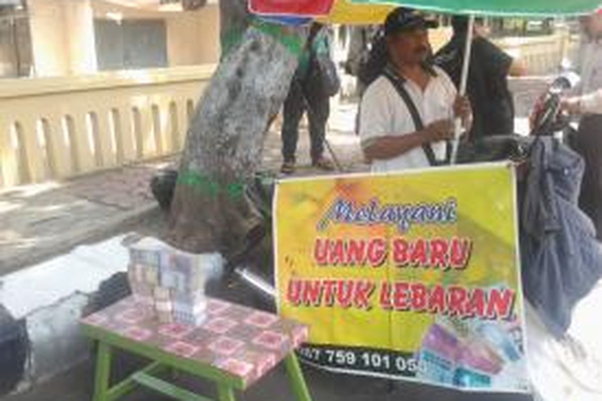 Penyedia jasa penukaran uang baru musim Lebaran di Jl. PK.Bangsa, Kota Kediri, Jawa Timur, Rabu (8/7/2015).