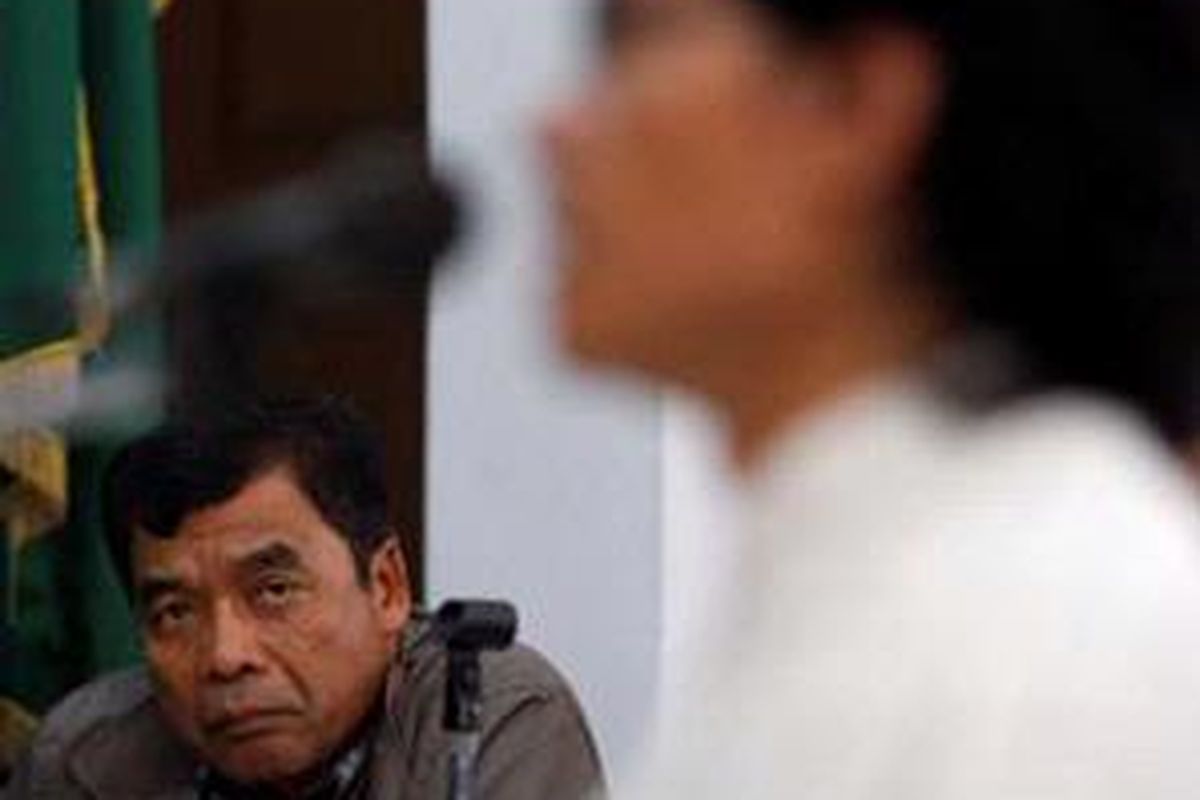 Mantan Kepala Deputi V Badan Intelijen Negara Muchdi Purwopranjono, terdakwa kasus dugaan pembunuhan Munir, menjalani persidangan di Pengadilan Negeri Jakarta Selatan, Selasa (23/9). Persidangan dengan agenda mendengarkan keterangan saksi ini, salah satunya menghadirkan Usmman Hamid, anggota Tim Pencari Fakta kasus pembunuhan Munir.