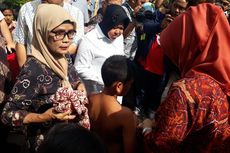 Ini Reaksi Risma Melihat Baju Siswa SD di Surabaya Sobek...