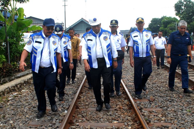 Menteri Perhubungan, Budi Karya Sumadi (kiri kedua) saat meninjau rel kereta di Stasiun Cicurug, Sukabumi, Jawa Barat, Selasa (7/11/2017)