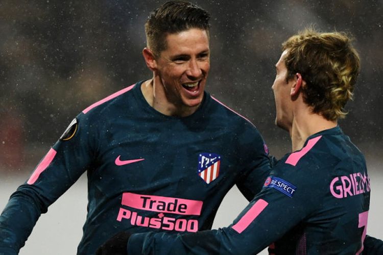 Selebrasi striker Atletico Madrid, Fernando Torres (kiri), bersama Antoine Griezmann setelah mencetak gol ke gawang Lokomotiv Moskva dalam laga leg 2 babak 16 besar Liga Europa di Stadion RZD Arena, Moskow, Rusia, pada Kamis (15/3/2018). 