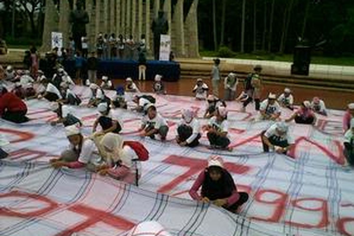 Prosesi penjahitan bersama serbet raksasa dilakukan oleh puluhan PRT Minggu (14/2/2010) di Taman Tugu Proklamasi, Jakarta.
