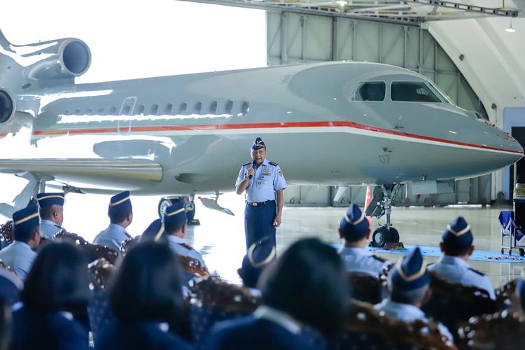 Dua pesawat jet Dassault, dari Perancis, berjenis Falcon 7X dan Falcon 8X, siap dioperasikan, setelah dilaksanakan tradisi penerimaan pesawat di hanggar Skadron Udara 17 Lanud Halim Perdanakusuma, Jakarta Timur, Rabu (4/1/2023). Acara dipimpin langsung oleh Kepala Staf Angkatan Udara (KSAU) Marsekal TNI Fadjar Prasetyo.
