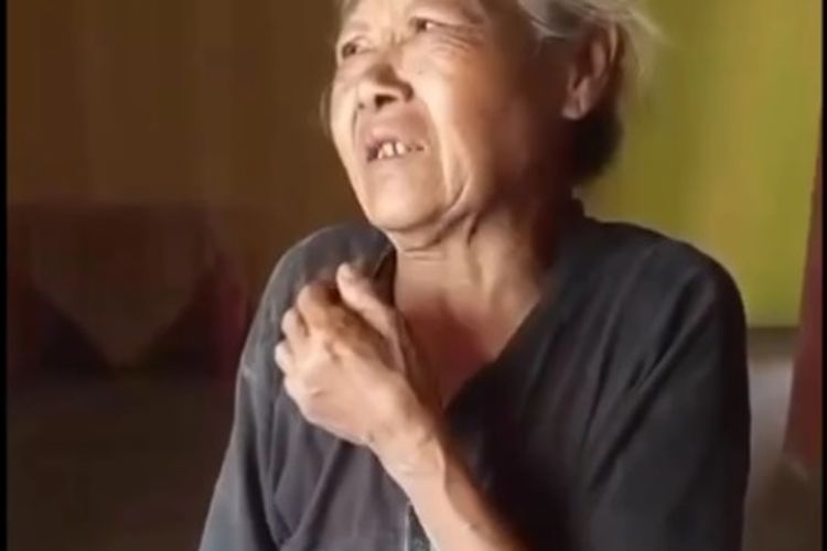 Mbah Sarinem (73) warga Desa Sambilawang, Kecamatan Bungkal, Kabupaten Ponorogo, Jawa Timur yang menangis pilu karena kehilangan sejumlah perhiasan miliknya setelah didatangi 2 orang yang mengaku dari petugas bantuan sosial. Korban mengalami kerugian sekitar Rp 32 juta yang terdiri dari perhiasan emas sebanyak kurnag lebih 40 Gram dan surat-suratnya serta KTP korban yang dibawa lari pelaku.