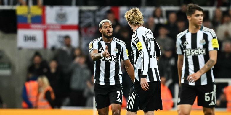 Gelandang Newcastle United, Joelinton (kiri), merayakan gol ketiga tim pada laga Ronde 3 Piala Liga Inggris antara Newcastle United dan Bradford City di St James' Park di Newcastle-upon-Tyne, timur laut Inggris pada 24 September 2025.