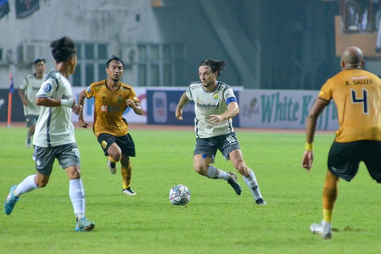 Marc Klok mengemban tugas sebagai kapten di pertandingan Persib kala menghadapi Bhayangkara FC. Laga Bhayangkara FC vs Persib berkesudahan 2-2 di Stadion Wibawa Mukti, Cikarang, Bekasi, Minggu (24/7/2022).