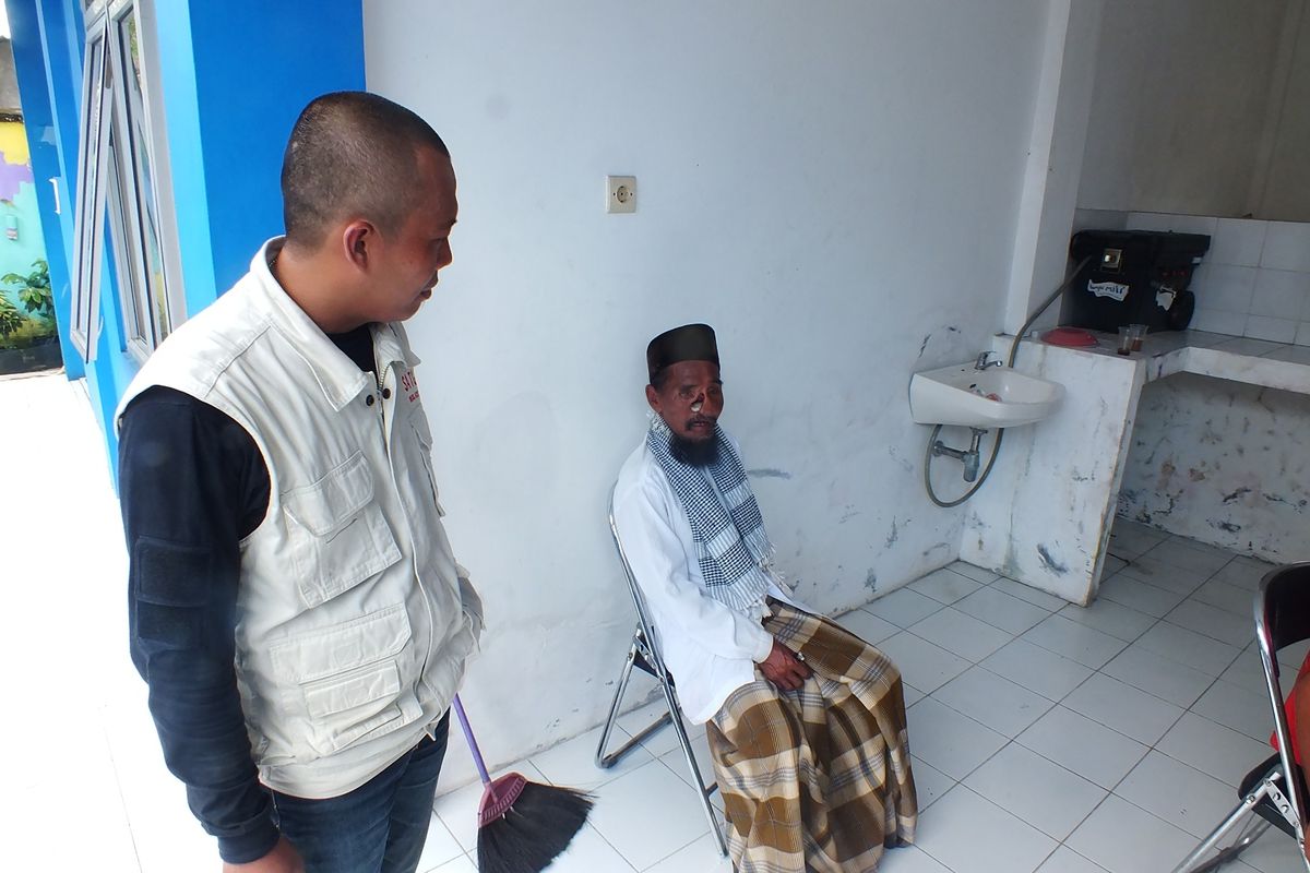 Herman alias Nur (86) saat dibawa ke Kantor Dinas Sosial Kota Bogor untuk dilakukan pendataan, Rabu (20/3/2019). Nur sempat menghebohkan media sosial karena disebut memiliki mobil pribadi karena profesinya sebagai seorang pengemis di Kota Bogor.