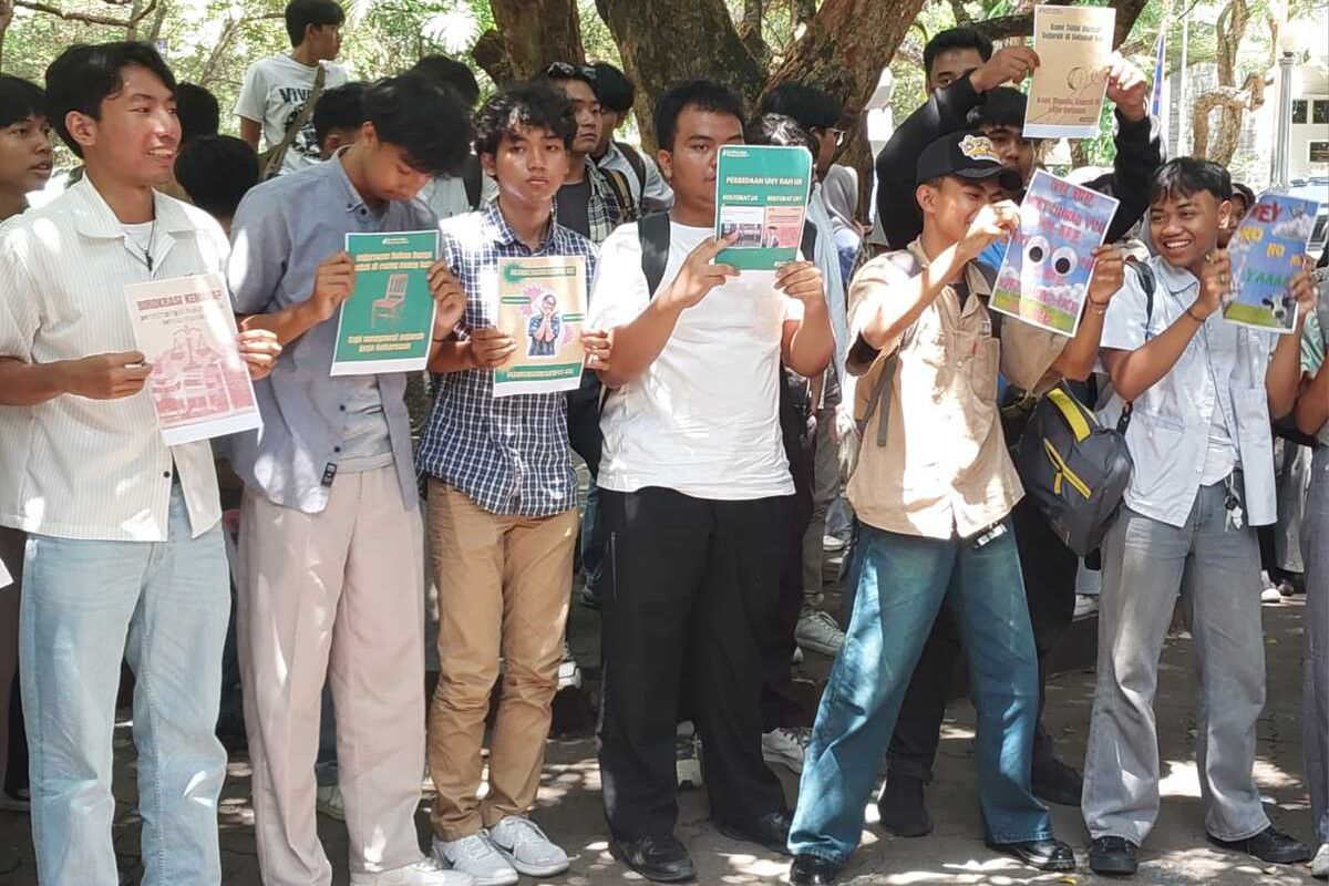Teman-teman kuliah Perdana Arie Veriasa di Ilmu Sejarah Universitas Negeri Yogyakarta (UNY) mengelar aksi damai di Taman Pancasila. Di dalam aksi damai ini mereka meminta Perdana Arie dibebaskan. Selain itu juga meminta UNY memberikan pendampingan hukum kepada Perdana Arie.