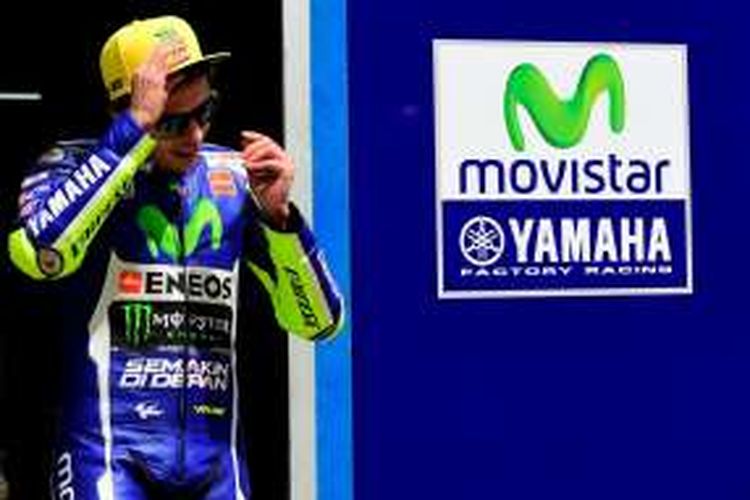 Pebalap Movistar Yamaha asal Italia, Valentino Rossi, tersenyum saat berada di paddock Sirkuit Jerez setelah menyelesaikan sesi latihan bebas pertama GP Spanyol, Jumat (22/4/2016).