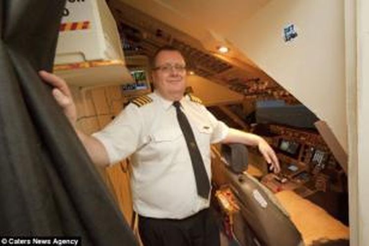 Davis menghabiskan lebih dari Rp300 juta (20.000 Poundsterling) untuk membangun kokpit Boeing di kamarnya sendiri. Kini, dia menerima Rp58 juta (3.000 Poundsterling) setiap bulan dengan cara menyewakan simulator tersebut.