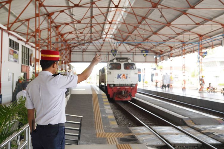 Ilustrasi kereta api. Daftar kereta api Surabaya-Semarang dari Stasiun Gubeng dan Stasiun Pasarturi secara urut sesuai waktu keberangkatan.