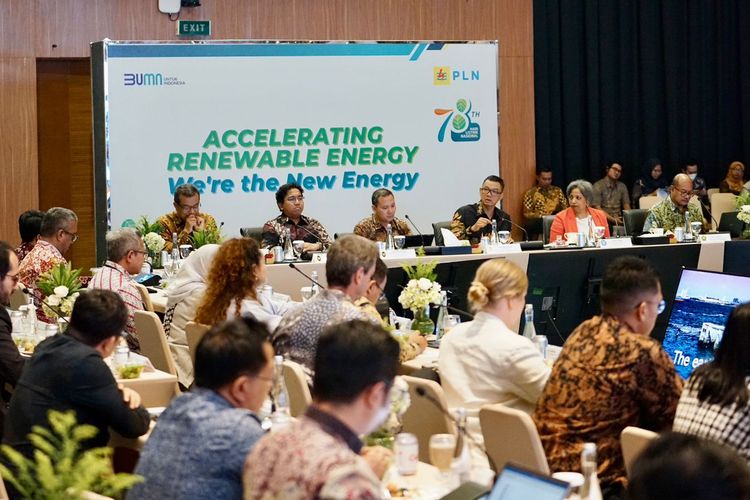 Direktur Utama PLN Darmawan Prasodjo, PLN terus mendukung perubahan industri yang mengarah ke nol emisi dengan menyediakan layanan Green Energy as a Service, langkah ini selaras dengan upaya Pemerintah memenuhi target Net Zero Emissions (NZE) di tahun 2060.