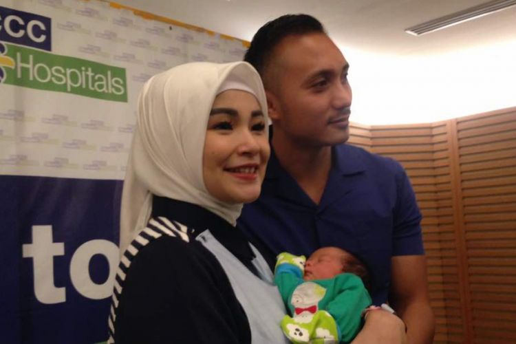 Soraya Larasati bersama anak dan suaminya di Siloam Hospital, Semanggi, Jakarta Selatan, Kamis (8/6/2017).