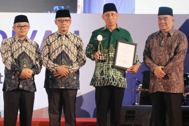 Mukardi (baju warna hijau) menggapai anugerah Muhammadiyah Awards pada milad ke-111 Muhmmadiyah.